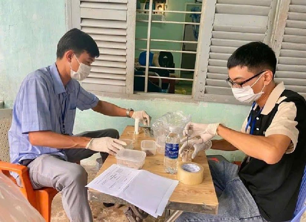 Lực lượng chức năng lấy mẫu thức ăn, nguyên liệu để đi xét nghiệm (Ảnh: TL)