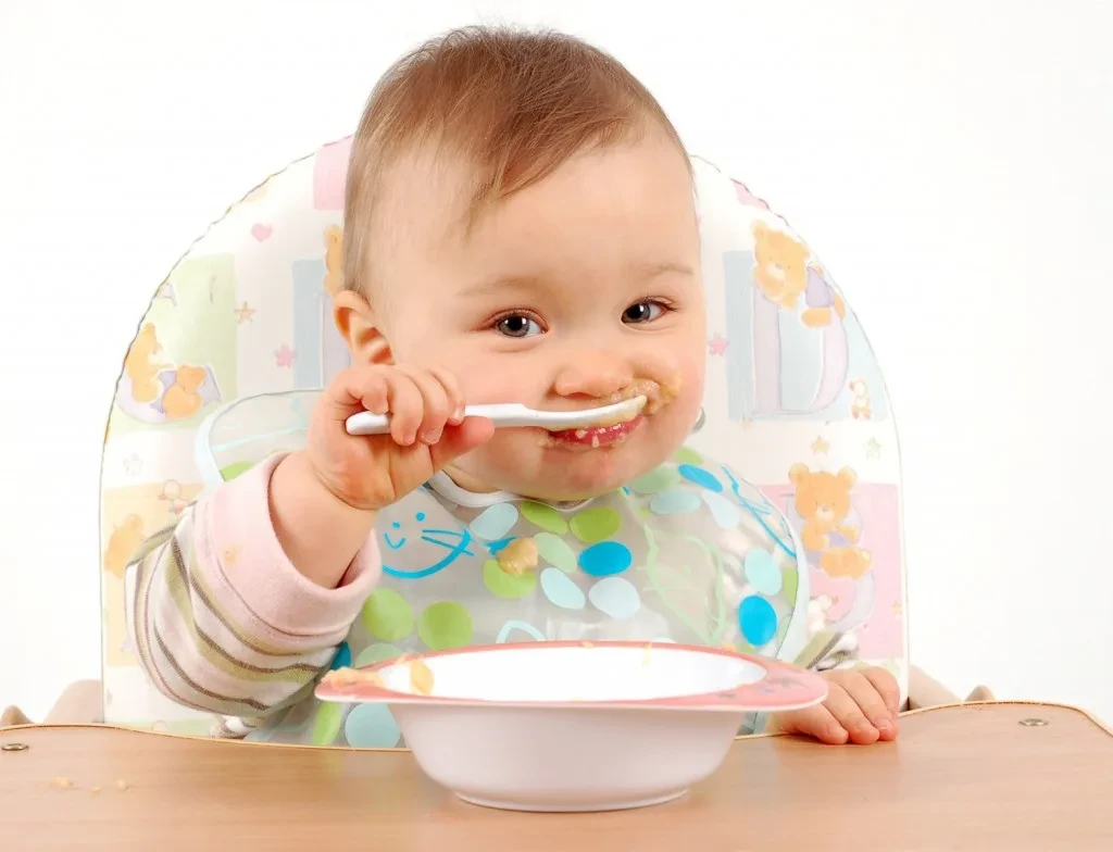 Cha mẹ cần bình tĩnh trước trạng thái ăn dặm của trẻ (Ảnh: Sưu tầm)