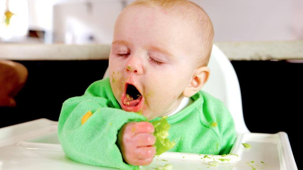 Khi mới làm quen với cháo, bột hay thức ăn xay nhuyễn, trẻ chưa thành thạo kỹ năng nhai và nuốt nên dễ phản ứng bằng cách ọe hoặc đẩy thức ăn ra ngoài (Ảnh: Sưu tầm)