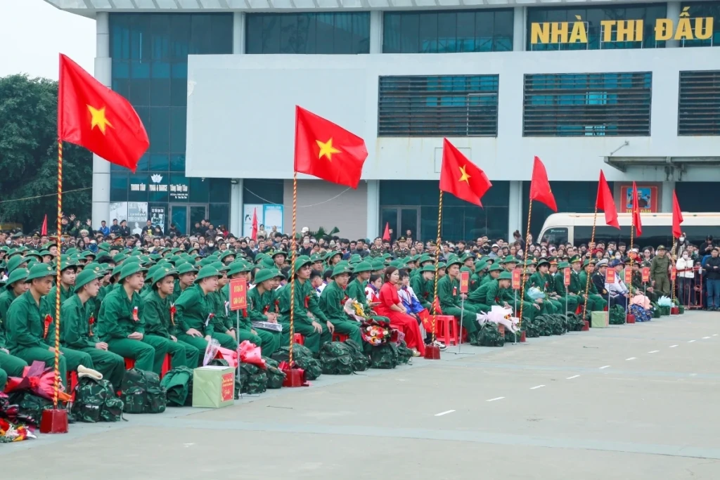 Trong không khí trang nghiêm nhưng đầy tự hào của ngày hội tòng quân, hàng nghìn thanh niên ưu tú tỉnh Thanh Hóa đã khoác lên mình màu áo lính, chính thức lên đường thực hiện nghĩa vụ thiêng liêng với Tổ quốc (Ảnh: Báo Thanh Hóa)