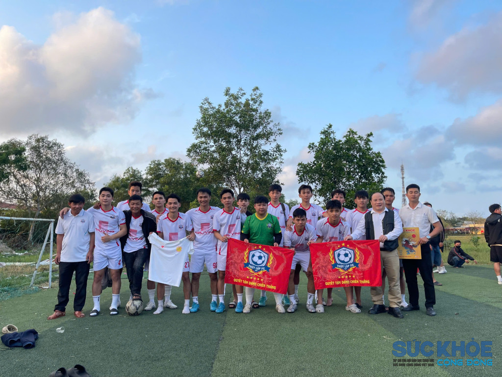 Ông Phạm Đình Vương – Giám đốc Trung Tâm UNESCO Văn Hoá Thông Tin Truyền Thông Kiêm Chủ Tịch Công Đoàn Tạp Chí Sức Khoẻ Cộng đồng.tặng Tạp Chí Sức Khoẻ cộng đồng và cùng chiến áo hành trình Xuyên Việt tại giải bóng đá chào mừng Đại hội TDTT Xã Đan Điền, Huế 25/2/2026