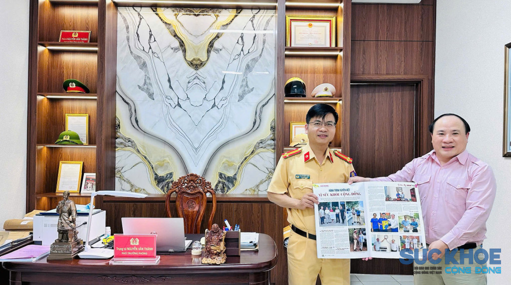 Ông Phạm Đình Vương – Giám đốc Trung Tâm UNESCO Văn Hoá Thông Tin Truyền Thông Kiêm Chủ Tịch Công Đoàn Tạp Chí Sức Khoẻ Cộng đồng.tặng Tạp Chí Sức Khoẻ cộng đồng cho Cán bộ,CSGT tiêu biểu Trung Tá Nguyễn Văn Thành – Phó Phòng CSGT CA Tỉnh Đăk Lăk dịp tết âm lịch 2026