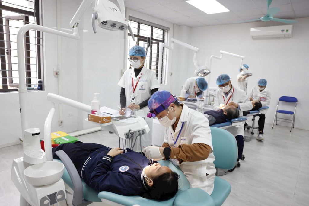 Khám sức khỏe cho người dân ngay tại Phòng khám đa khoa Đại học Y Hà Nội đặt tại Trạm Y tế phường Vĩnh Hưng (Ảnh: Như Ý)