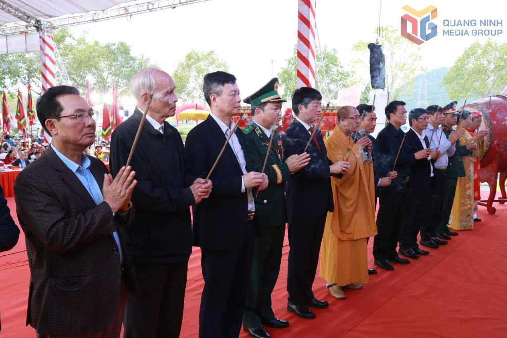 Các đại biểu dâng hương tưởng nhớ công đức các vua Trần (Ảnh: Sở Văn hoá Quảng Ninh)