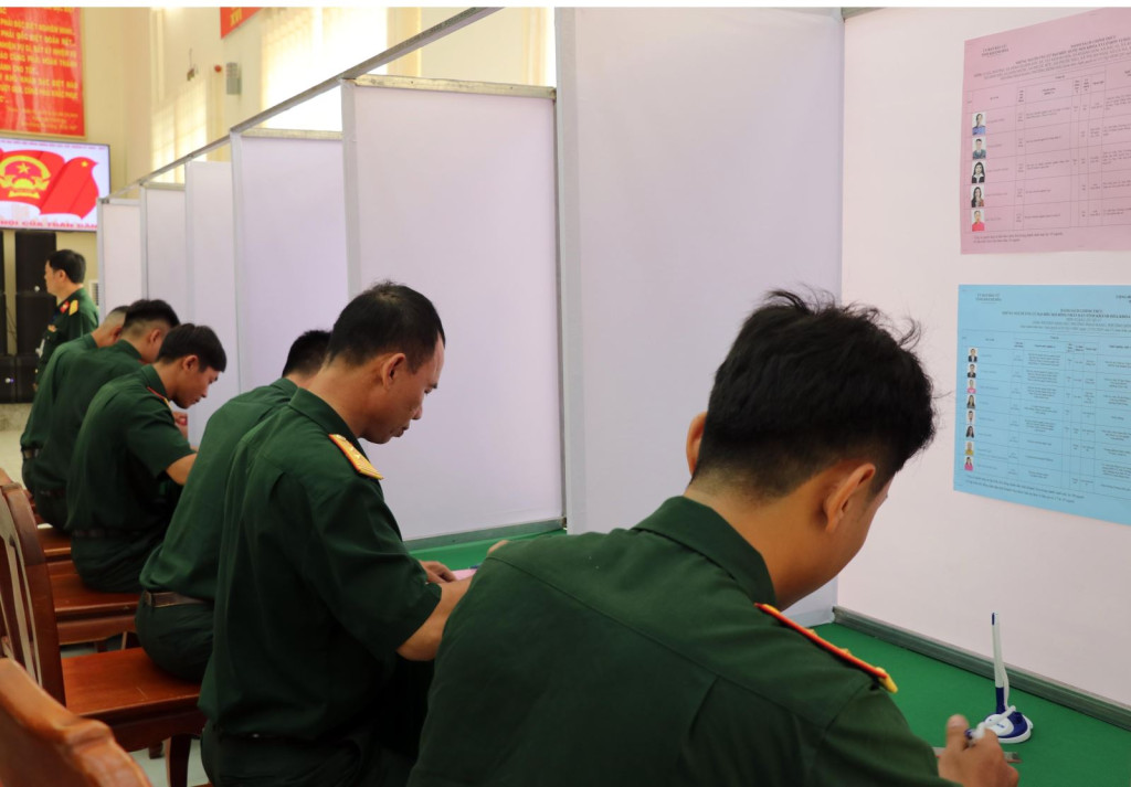 Các chiến sĩ Lữ đoàn Đặc công nước 5 thực hiện chọn người ứng cử đại biểu Quốc hội khóa XVI và HĐND các cấp nhiệm kỳ 2026 - 2031 (Ảnh: Công Thử/TTXVN)