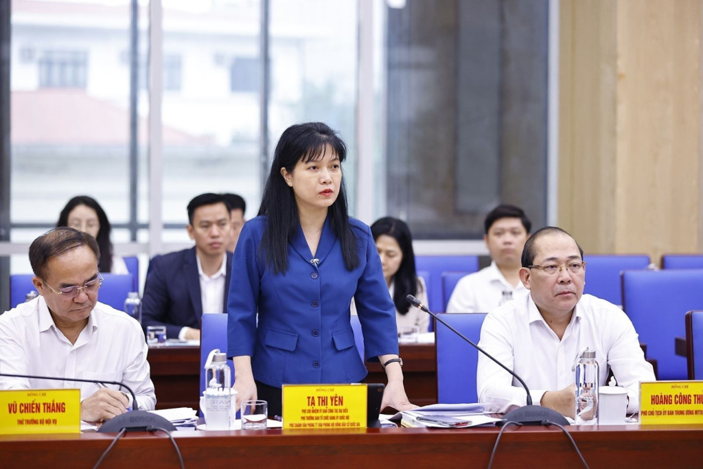 Phó Chủ nhiệm Ủy ban Công tác đại biểu Tạ Thị Yên, Phó Chánh văn phòng Thường trực Hội đồng Bầu cử quốc gia phát biểu trong buổi làm việc của Đoàn giám sát, kiểm tra công tác bầu cử tại Uỷ ban Bầu cử tỉnh Nghệ An. (Ảnh: Doãn Tấn/TTXVN)