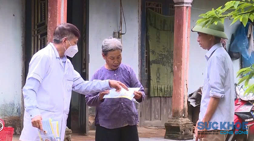 Nhân viên y tế tuyên truyền các biện pháp phòng tránh dịch bệnh cho người dân ( ảnh: ĐT)