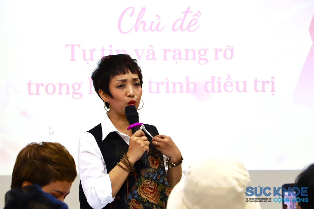 Chị Trần Thị Thanh Vân – đại diện nhóm “Sợi tóc – Sợi tình” (Chiến binh K) hướng dẫn chăm sóc da và làm đẹp trong quá trình điều trị.