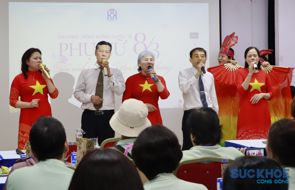 Những phần quà ý nghĩa được trao tặng các bệnh nhân nữ nhân dịp Ngày Quốc tế Phụ nữ 8/3.