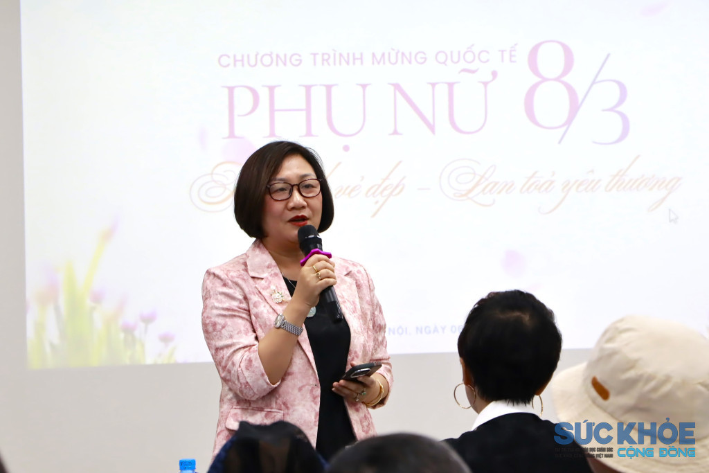 TS.BS Hoàng Thị Bạch Dương – Chủ tịch Trung tâm Chăm sóc giảm nhẹ Chân Trời Mới chia sẻ, động viên các bệnh nhân nữ đang điều trị tại bệnh viện.