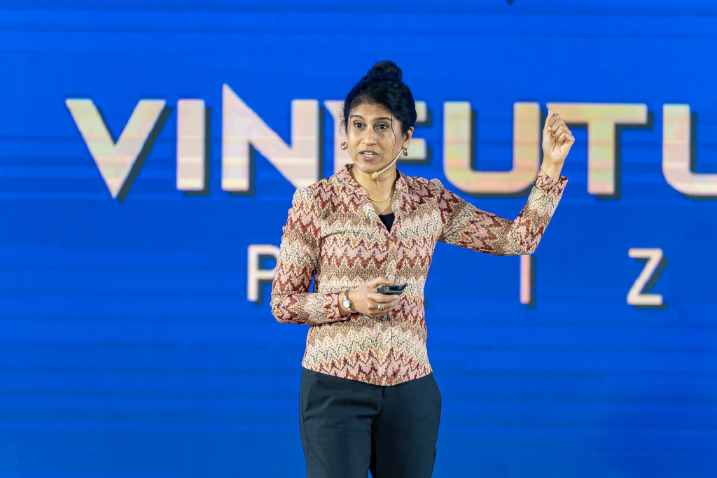 Ảnh 2: TS. Jayshree Seth tham dự và trình bày tại chuỗi tọa đàm 