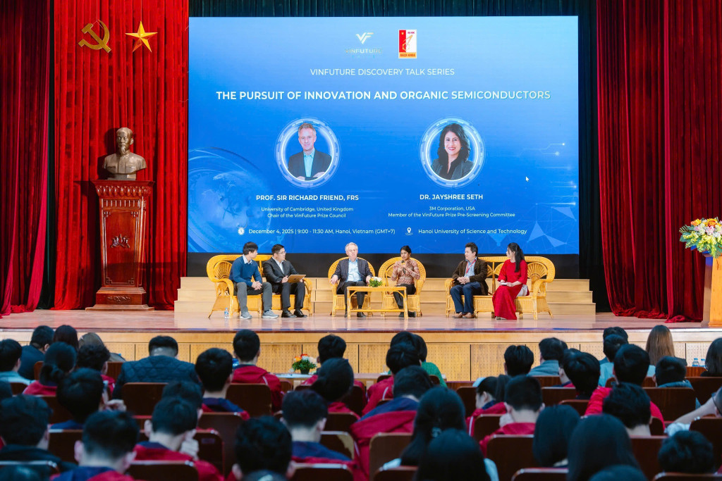 Ảnh 3: TS. Jayshree Seth (thứ ba từ phải) cho rằng việc vinh danh các nhà khoa học nữ giúp đưa những đóng góp của phụ nữ ra ánh sáng và tạo cảm hứng cho thế hệ tiếp theo trong lĩnh vực STEM. (Ảnh: VinFuture)