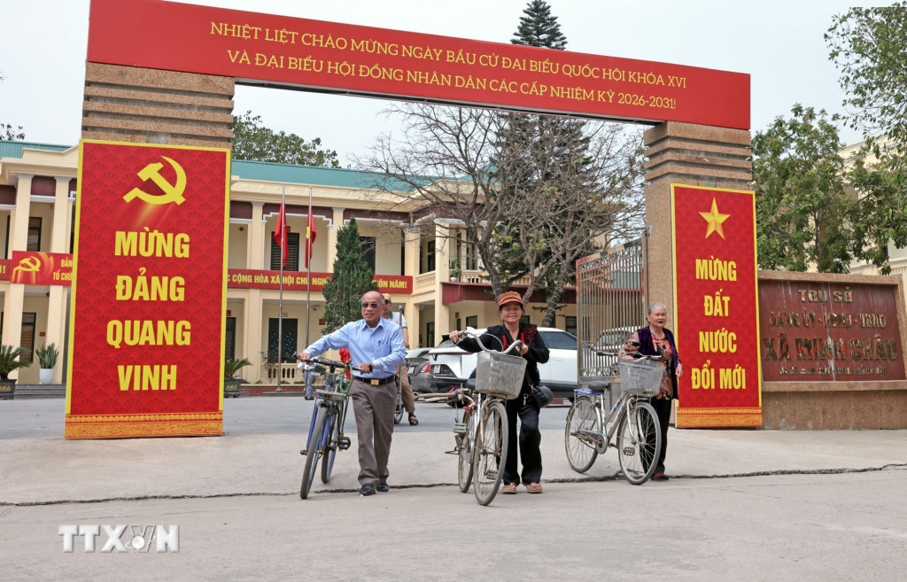 Một khu vực bầu cử ở xã Minh Châu, Hà Nội được trang hoàng rực rỡ, sẵn sàng cho ngày hội bầu cử (Ảnh: Trần Việt/TTXVN)