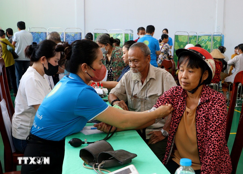 Nhân viên y tế Bệnh viện Đa khoa Vĩnh Long tham gia khám bệnh miễn phí cho người dân (Ảnh: Lê Thúy Hằng/TTXVN)