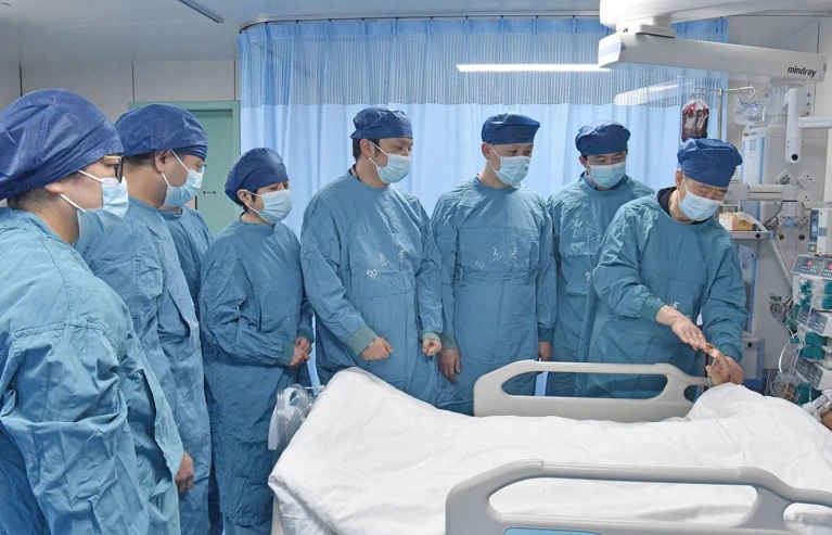Một nhóm bác sĩ tại Bệnh viện Xijing thuộc Đại học Y khoa Không quân ở Tây An, Trung Quốc, đã phẫu thuật nối gan cho một người đàn ông bị suy gan với một lá gan lợn biến đổi gen được cấy ghép từ bên ngoài. Ảnh: Xinhua qua Alamy