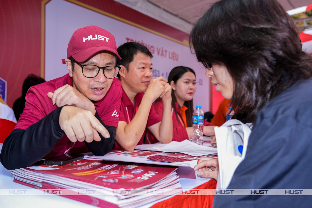 Chương trình tư vấn tuyển sinh với cách tiếp cận mới thu hút sự quan tâm của các thí sinh (Ảnh: ĐHBK)