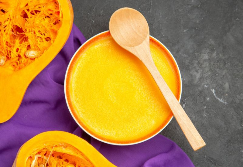 Bí đỏ và trứng gà là hai nguyên liệu giàu dưỡng chất, thường được sử dụng trong các món ăn dặm cho trẻ nhỏ. (Ảnh: Sưu tầm)