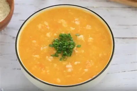 Cháo trứng gà bí đỏ là món ăn dặm dễ nấu, giàu dinh dưỡng và phù hợp cho trẻ từ khoảng 6 tháng tuổi. (Ảnh: Sưu tầm)