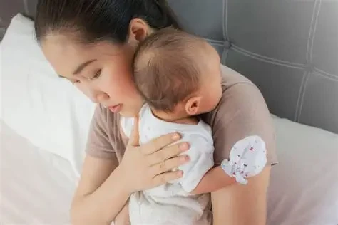 Trẻ bú bình thường dễ nuốt không khí hơn, vì vậy tình trạng ợ hơi sau khi ăn có thể xảy ra thường xuyên hơn. (Ảnh: Sưu tầm)