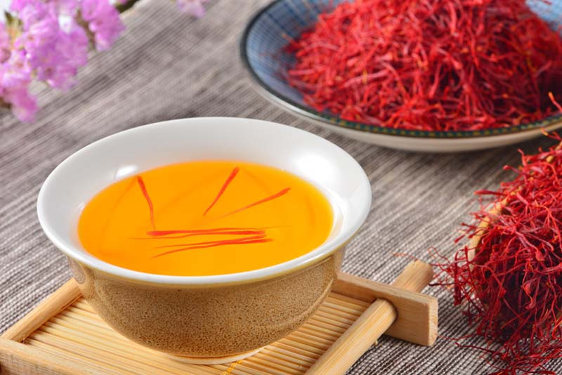 Ngoài dùng trong chế biến món ăn, nhụy hoa nghệ tây còn được nhiều người sử dụng để hỗ trợ cải thiện giấc ngủ, tinh thần và chăm sóc da. (Ảnh: Sưu tầm)