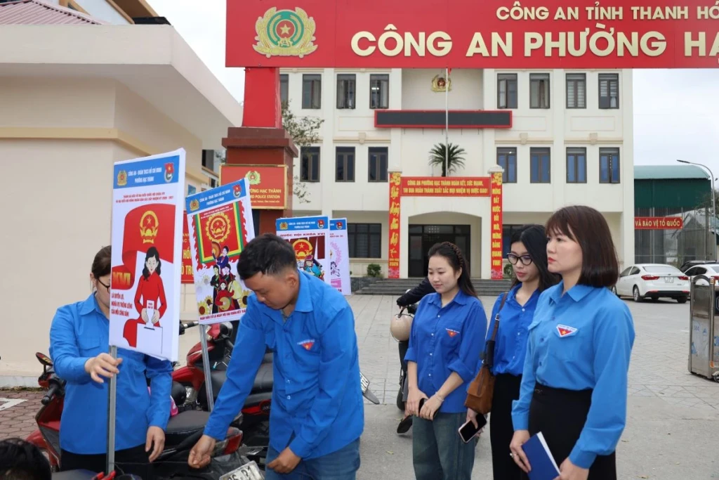 Đoàn viên thanh niên phường Hạc Thành chỉnh trang lại pano tuyên truyền trước khi ra quân (Ảnh: Nguyễn Đạt)