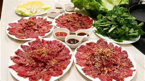 Thịt bò tái có hương vị hấp dẫn nhưng nếu ăn thường xuyên có thể tiềm ẩn nguy cơ nhiễm ký sinh trùng gây hại cho sức khỏe. (Ảnh: Sưu tầm)