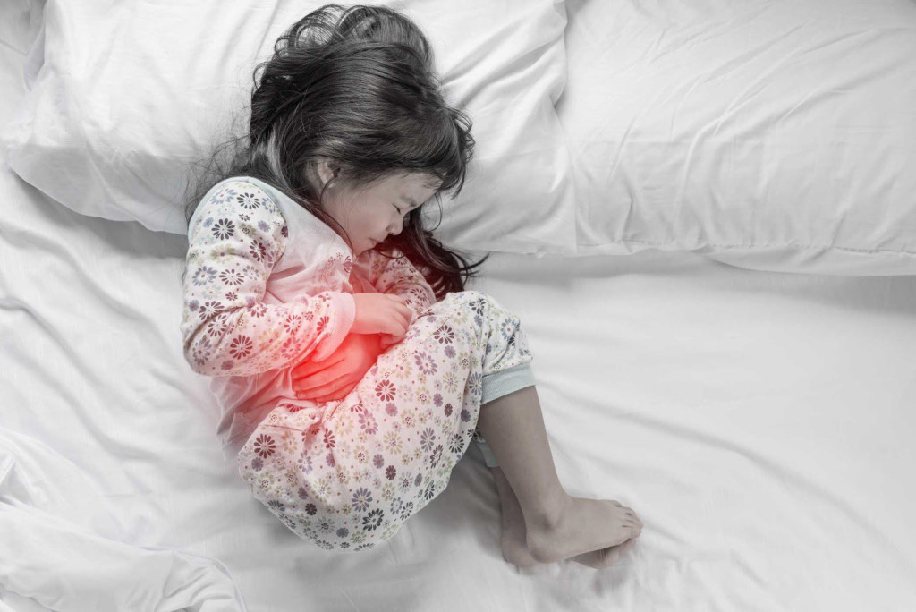Nên đưa trẻ đến cơ sở y tế khi có các dấu hiệu đau bụng bất thường (Ảnh: Sưu tầm)