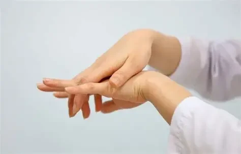 Người làm việc văn phòng, thường xuyên sử dụng máy tính hoặc thao tác tay lặp đi lặp lại có nguy cơ cao mắc hội chứng ống cổ tay. (Ảnh: Sưu tầm)
