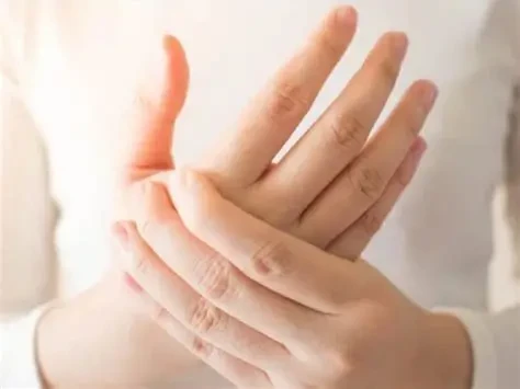 Tê bì, đau nhức và yếu lực ở bàn tay có thể là dấu hiệu sớm của hội chứng ống cổ tay – bệnh lý thần kinh ngoại biên khá phổ biến. (Ảnh: Sưu tầm)