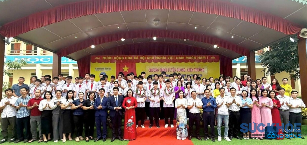 Trao thưởng cho học sinh đoạt giải tại kỳ thi chọn học sinh giỏi lớp 9 cấp tỉnh Trường THCS Giấy Phong Châu (ảnh: TL)