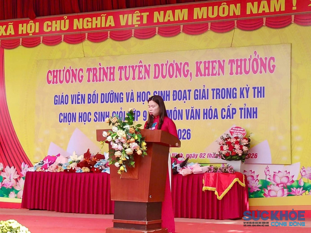 bà Nguyễn Thị Huế, Bí thư Chi bộ, Hiệu trưởng Trường THCS Giấy Phong Châu – đã chúc mừng 52 học sinh lớp 9 đạt thành tích cao trong kỳ thi học sinh giỏi cấp tỉnh (ảnh: TL)