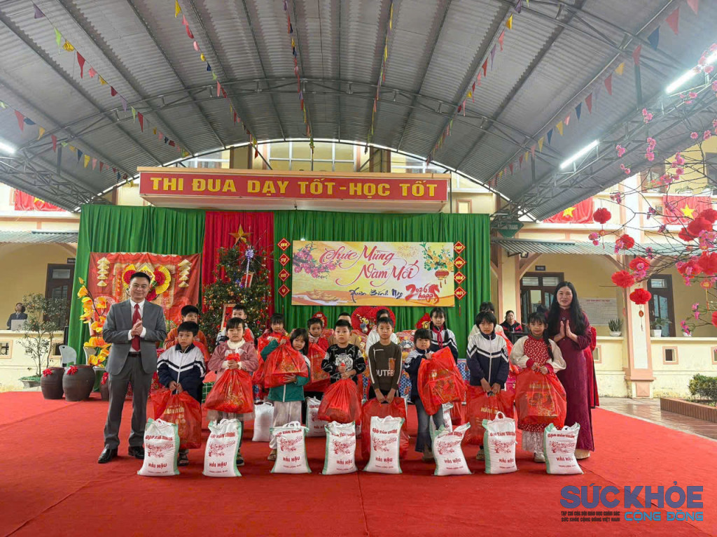Tặng quà cho những học sinh có hoàn cảnh khó khăn Trường tiểu học Phú Lộc xã Phù Ninh (ảnh: TL)