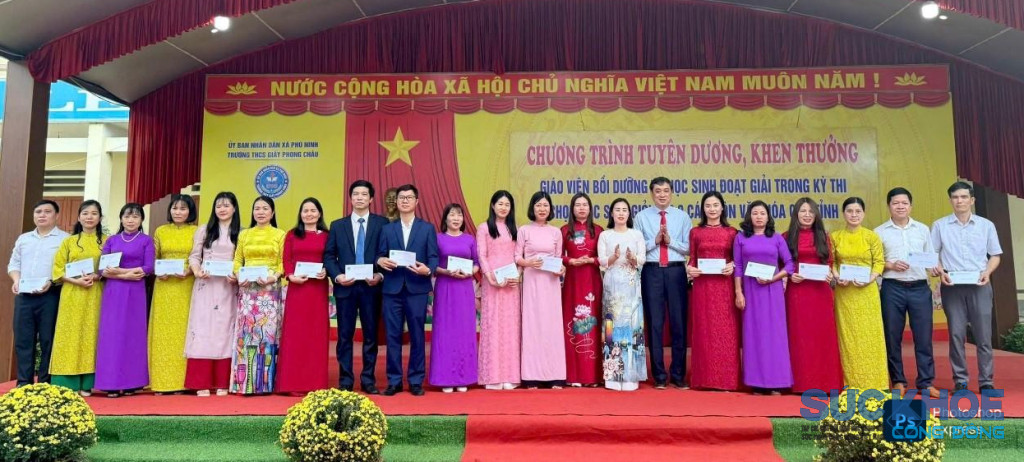 Trao thưởng cho thầy cô giáo bồi dưỡng đội tuyển học sinh giỏi trường THCS Giấy Phong Châu (ảnh: TL)