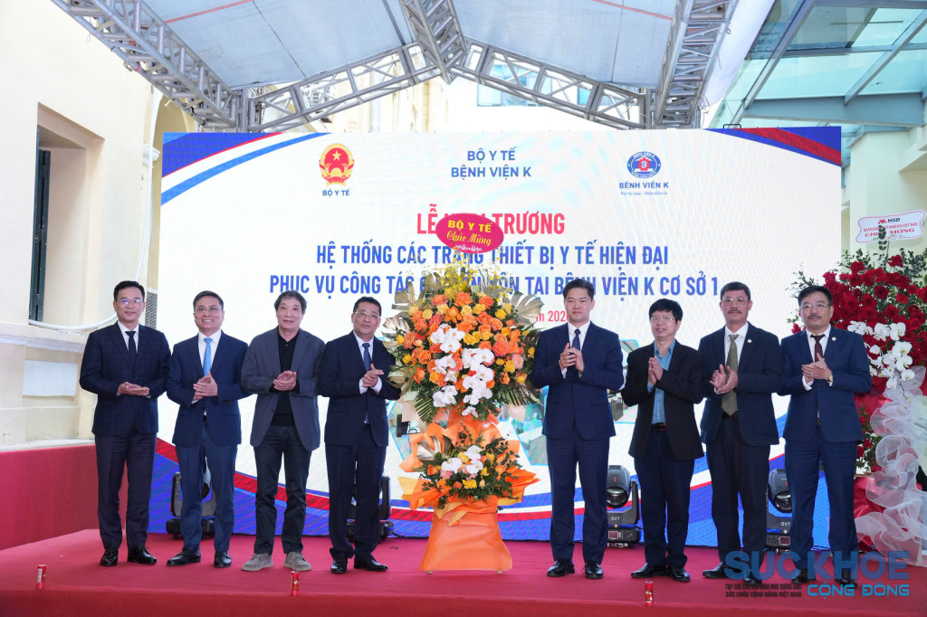 Lãnh đạo Bộ Y tế chúc mừng 
