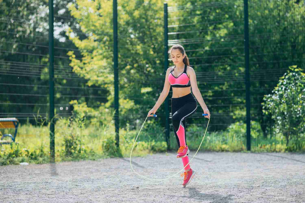 Nhảy dây vào buổi sáng kích thích quá trình trao đổi chất (Ảnh: Sưu tầm)