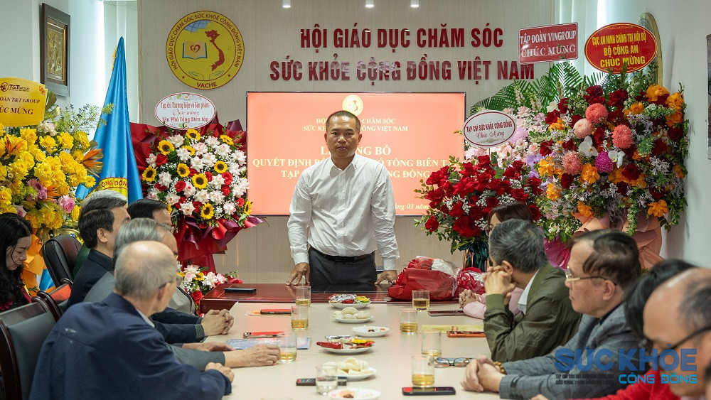 Nhà báo Phan Chí Hiếu phát biểu