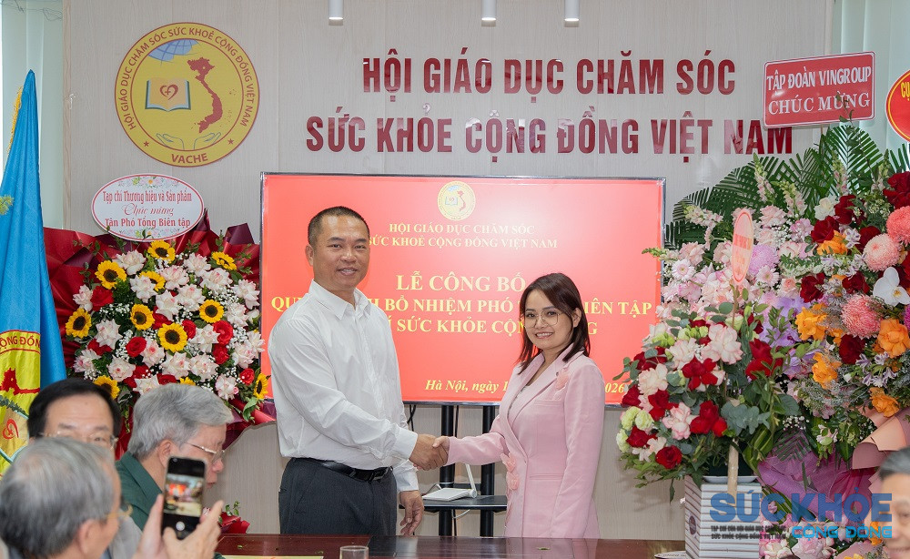 Tổng Biên tập Tạp chí Sức Khoẻ Cộng Đồng Chu Thị Loan chúc mừng tân Phó Tổng Biên tập (Ảnh: Nguyễn Hiệu)