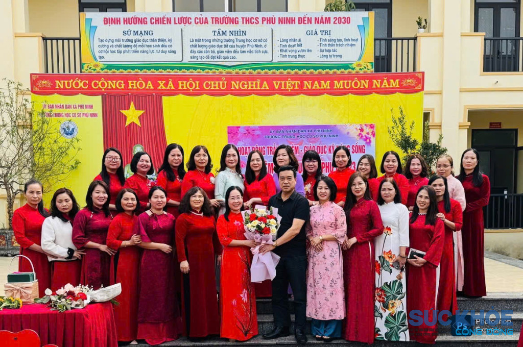 Tập thể cán bộ giáo viên trường THCS Phù Ninh tại buổi ngoại khóa ( ảnh: TL)