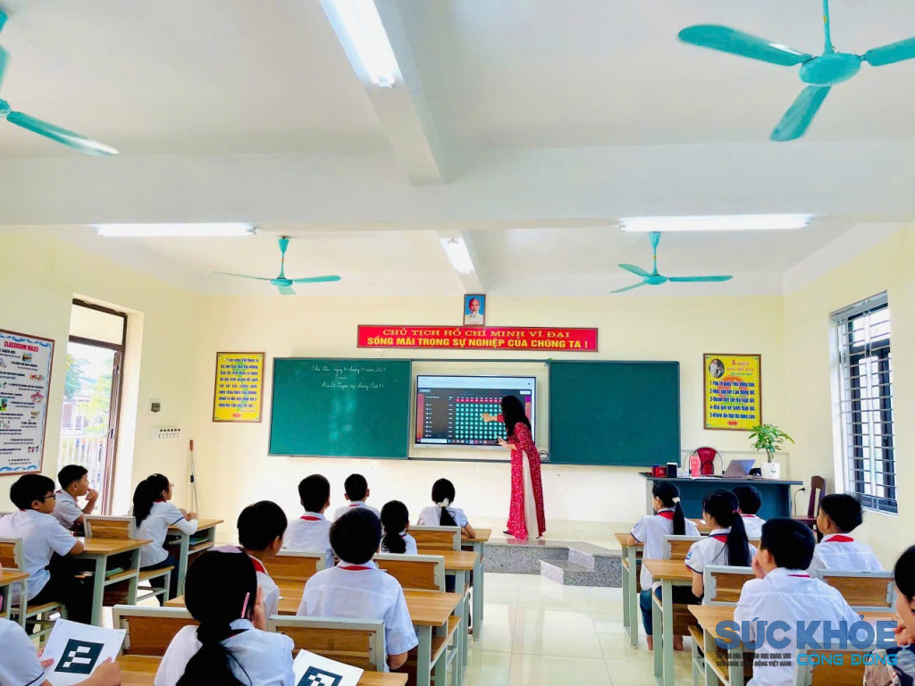 Ảnh minh họa giờ học toán 4 sử dụng Công nghệ số tại phòng Tin học ( ảnh: TL)