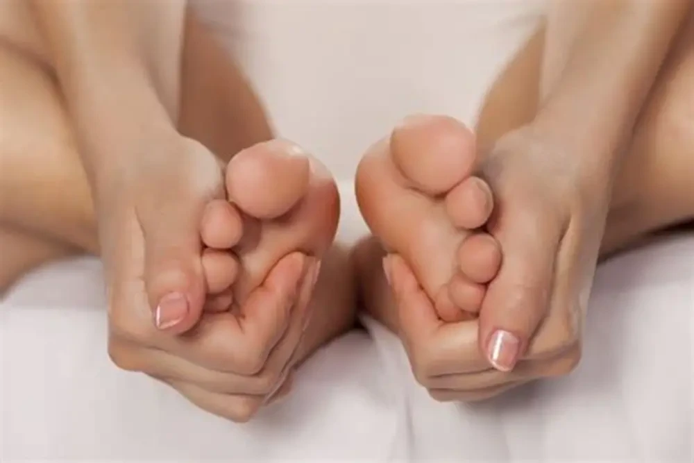Ngâm chân nước ấm, vận động thường xuyên và duy trì chế độ dinh dưỡng hợp lý có thể giúp cải thiện tình trạng lạnh chân kéo dài. (Ảnh: Sưu tầm)