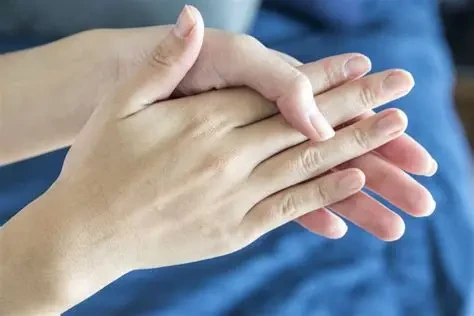 Lạnh chân ngay cả khi thời tiết nóng có thể liên quan đến tuần hoàn máu kém, thiếu máu hoặc rối loạn nội tiết trong cơ thể. (Ảnh: Sưu tầm)