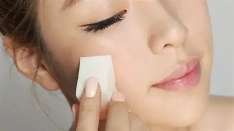 Da được dưỡng ẩm đầy đủ trước khi trang điểm sẽ giúp kem nền bám tốt hơn, hạn chế tình trạng mốc, bong tróc sau vài giờ makeup. (Ảnh: Sưu tầm)