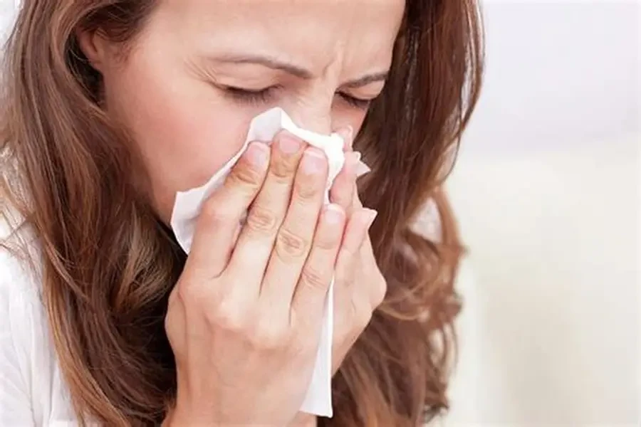 Nghẹt mũi kéo dài có thể liên quan đến viêm mũi xoang, dị ứng hoặc bất thường cấu trúc mũi, khiến đường thở bị cản trở và gây khó chịu trong sinh hoạt hằng ngày. (Ảnh: Sưu tầm)