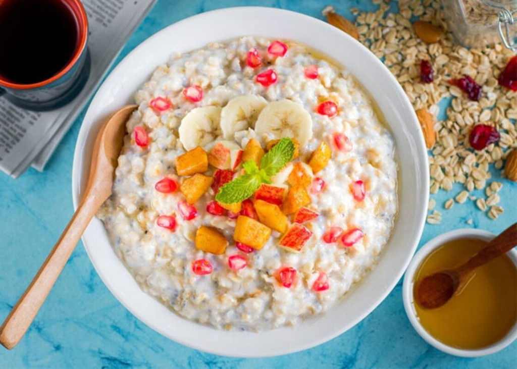 Yến mạch kết hợp chuối là bữa sáng đơn giản nhưng giàu dinh dưỡng, giúp no lâu, cung cấp năng lượng và hỗ trợ kiểm soát cân nặng hiệu quả.(Ảnh: Sưu tầm)