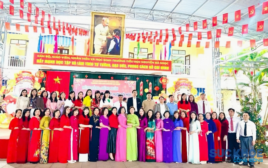 Tập thể cán bộ giáo viên, nhân viên Trường tiểu học Nguyễn Bá Ngọc xã Thanh Sơn (ảnh: TL)