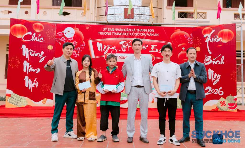 Trao thưởng cho học sinh tại các lớp tham gia các hoạt động ngày tết quê em ( ảnh: TL)