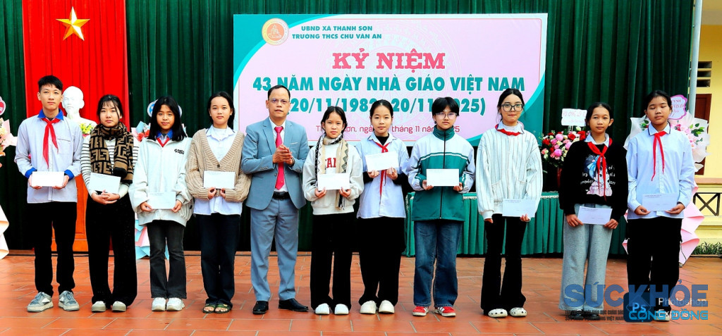 Trao thưởng cho học sinh có thành tích xuất sắc ( ảnh : TL)