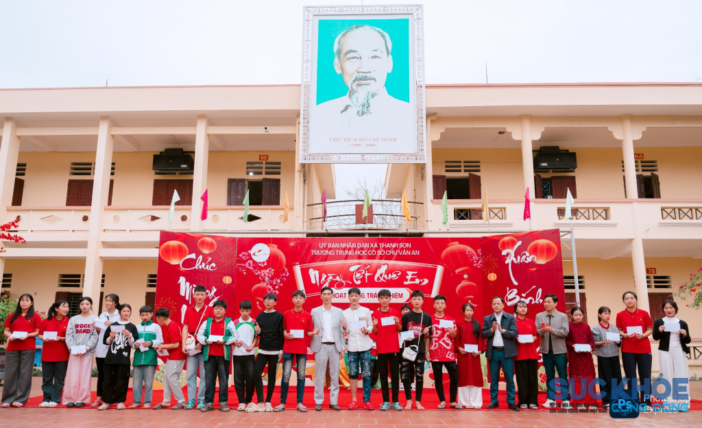 trao thưởng cho các lớp tham gia hoạt động ngày tết quê em (ảnh: TL)