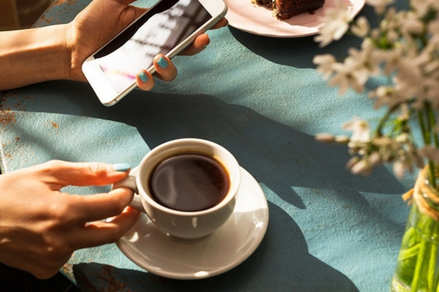Đau đầu sau khi uống cà phê không phải lúc nào cũng bất thường, nhưng nếu xảy ra thường xuyên hoặc kéo dài, bạn nên theo dõi và kiểm tra sức khỏe. (Ảnh: Sưu tầm)