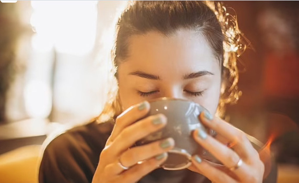 Một số người có thể bị đau đầu sau khi uống cà phê do cơ thể nhạy cảm với caffeine hoặc do các yếu tố như thiếu ngủ, căng thẳng, mất nước.